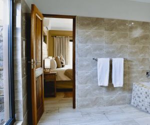 Big 5 Game reserve Pretoria - Gallery, Suites, bathroom